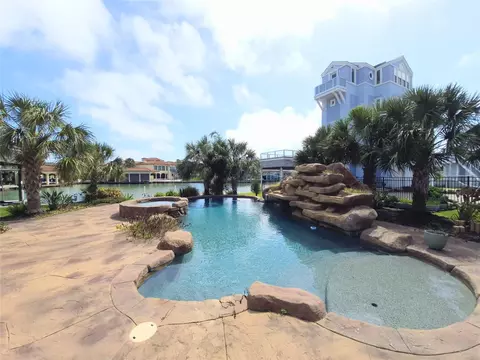 218 Catamaran Dr, Tiki Island, TX 77554