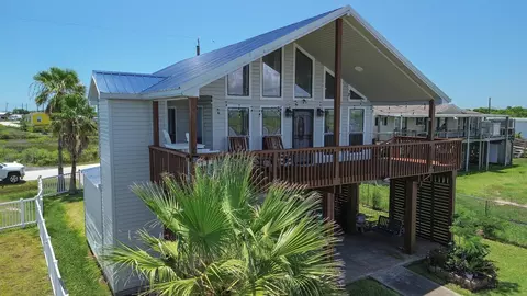 4702 Bayou Ln, Hitchcock, TX 77563