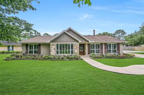 705 W Edgewood Dr, Friendswood, TX 77546