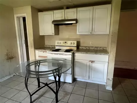 111 N 4th St, La Porte, TX 77571