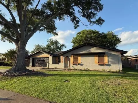 674 Meadowgreen Dr, Port Neches, TX 77651
