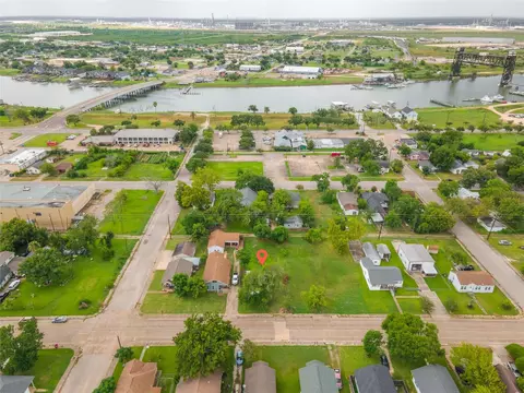 922 W 4th St, Freeport, TX 77541