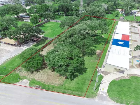 516 Brazosport Blvd S, Clute, TX 77531