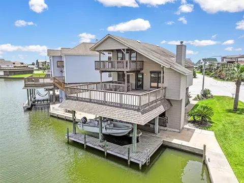 214 Easterly Dr, Tiki Island, TX 77554