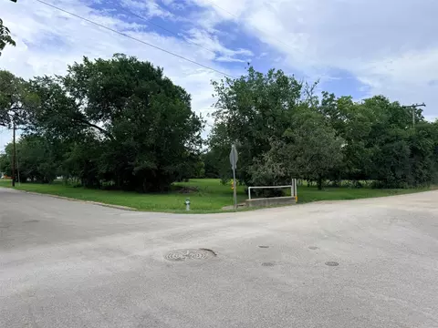 702 E Courthouse St, Cuero, TX 77954 photo 2