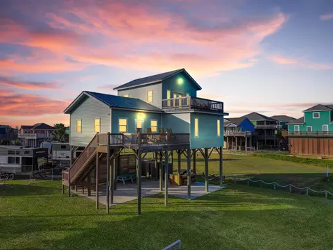 1890 Atlantis Ln, Crystal Beach, TX 77650