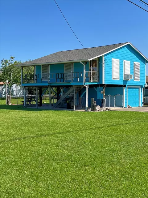 215 12th St, San Leon, TX 77539