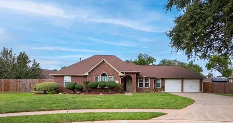 55 Zinnia Ct, Lake Jackson, TX 77566