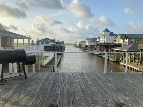 125 Marlin Ln, Freeport, TX 77541