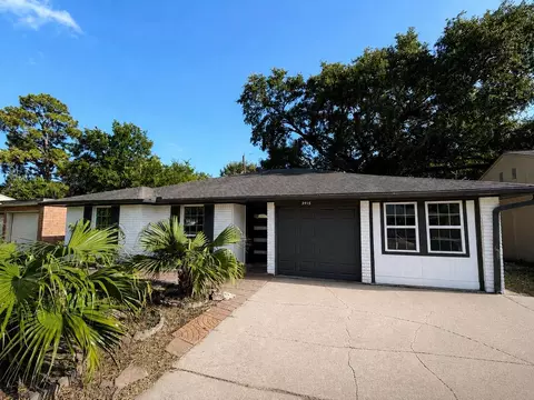 3915 Heatherbrook Dr, Houston, TX 77045