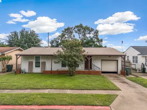7113 Sycamore Dr, Galveston, TX 77551