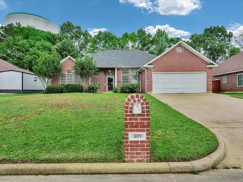 301 Whitehouse Oaks St, Lufkin, TX 75901