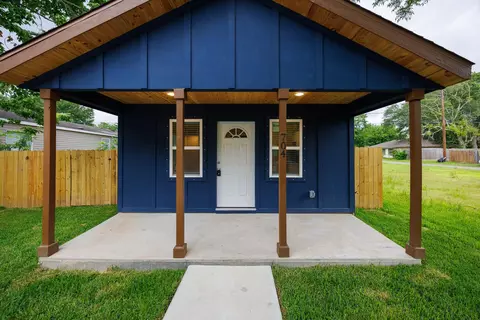 704 Travis St, Baytown, TX 77520