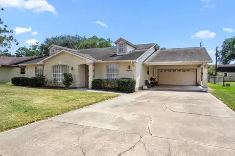 719 Clubside Dr, East Bernard, TX 77435