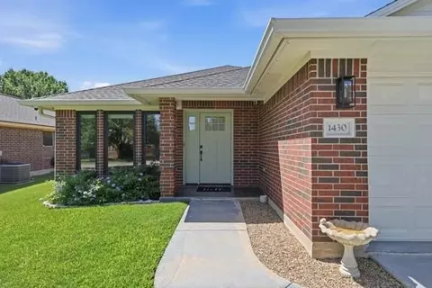 1430 Cedarcrest Ln, Bryan, TX 77803