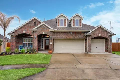 202 Bailey Brook Ln, Dickinson, TX 77539