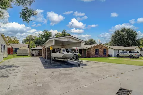 120 Fern Ln, Highlands, TX 77562