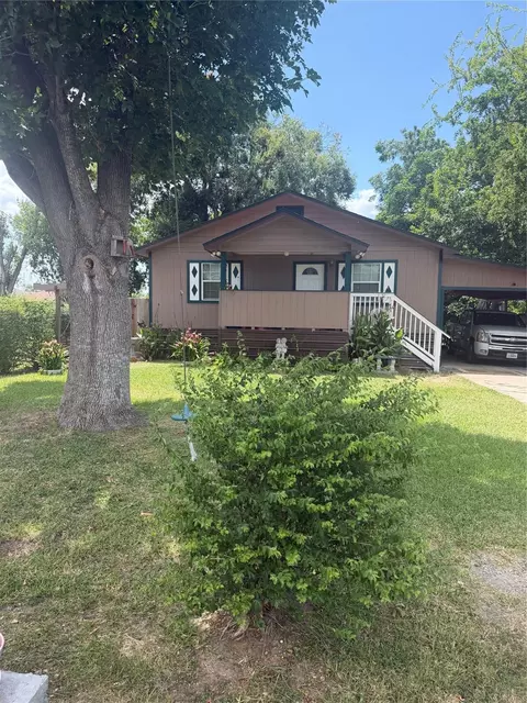 213 N 2nd St, La Porte, TX 77571