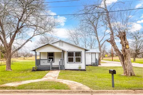 335 E Newton St, Luling, TX 78648 photo 1
