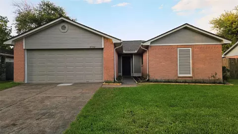 2702 N Brompton Dr, Pearland, TX 77584