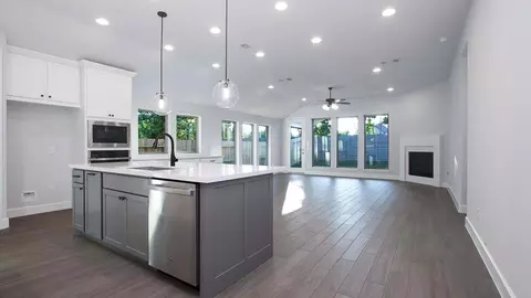 Living - 15618 Turtlehead Trl, Conroe, TX 77302 photo 1 of 3