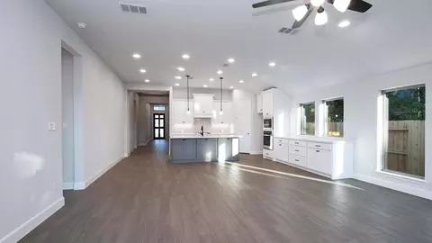 Living - 15618 Turtlehead Trl, Conroe, TX 77302 photo 2 of 3