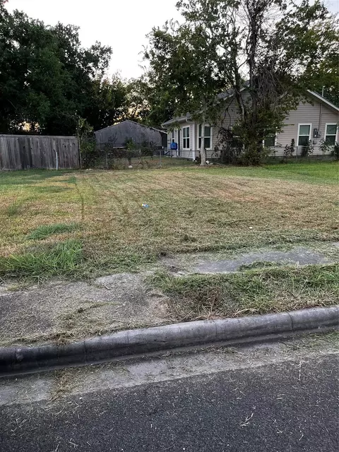 705 Martin Luther King St, Baytown, TX 77520