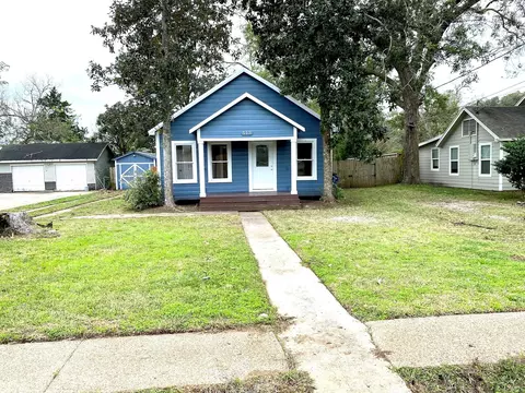 513 E Bernard St, West Columbia, TX 77486