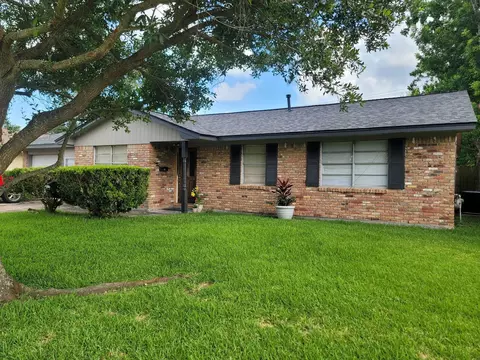 129 Mulberry St, Lake Jackson, TX 77566