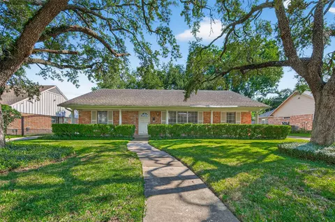 7811 Meadow Lake Ln, Houston, TX 77063