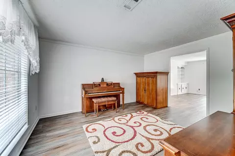 Living - 723 Oder Ln, Houston, TX 77090 photo 3 of 8