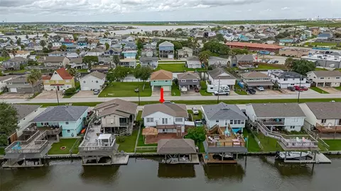 228 Barracuda St, Bayou Vista, TX 77563
