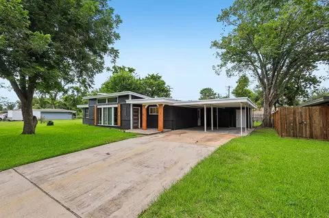 159 Oak Dr, Lake Jackson, TX 77566