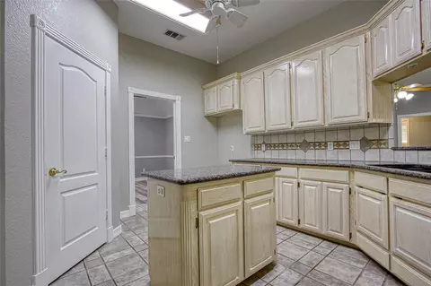 Kitchen - 9 N Cay Ct, Angleton, TX 77515 photo 2 of 2