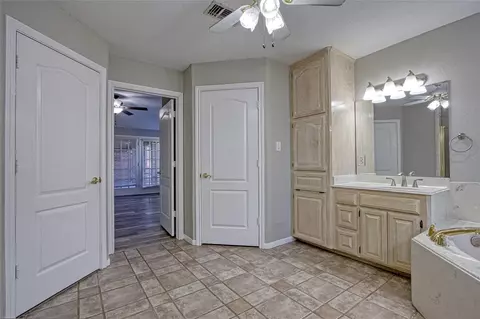 Bath - 9 N Cay Ct, Angleton, TX 77515 photo 2 of 3