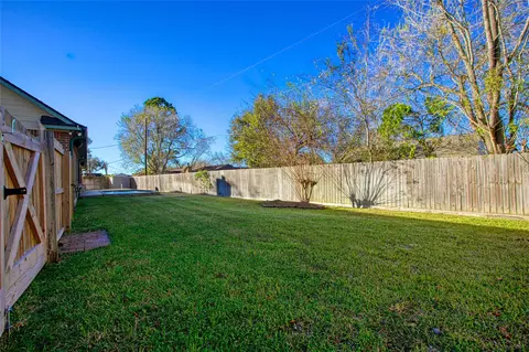 Exterior - 9 N Cay Ct, Angleton, TX 77515 photo 6 of 9
