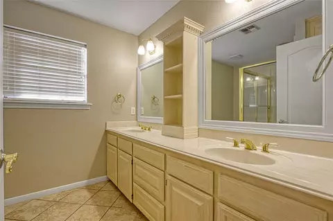Bath - 9 N Cay Ct, Angleton, TX 77515 photo 3 of 3