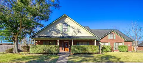 9 N Cay Ct, Angleton, TX 77515