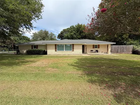 2004 9th St, High Island, TX 77623