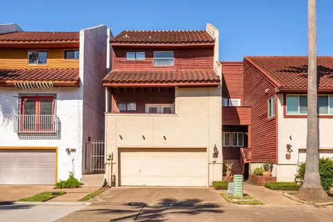 18 Antilles Ln, Nassau Bay, TX 77058