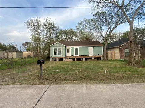 4605 Dakota St, Dickinson, TX 77539