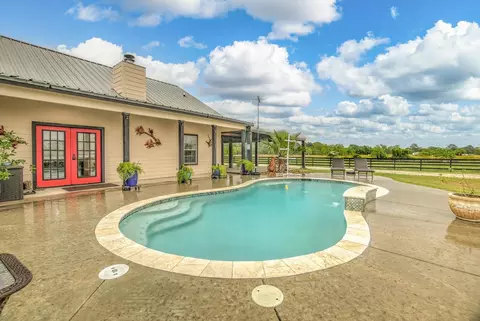 1755 Mcbride Devillier Loop, Winnie, TX 77665