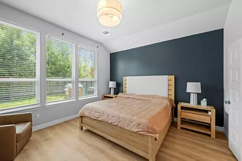 Bedroom - 534 Cedar Harbor Ct, Conroe, TX 77304 photo 4 of 6
