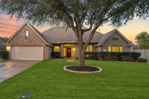 213 Falcon Lake Cir, Friendswood, TX 77546