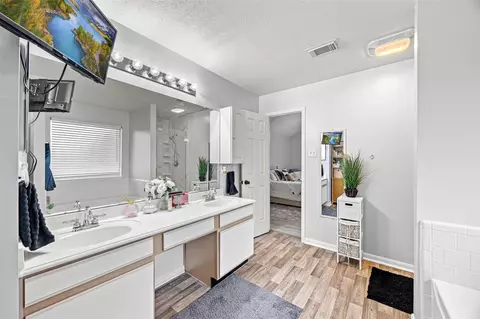 Bath - 2710 Fox View Cir, Spring, TX 77386 photo 2 of 4