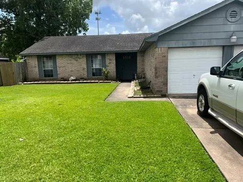 2902 Plymouth Colony Dr, Webster, TX 77598