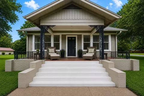 918 S Madison St, La Grange, TX 78945