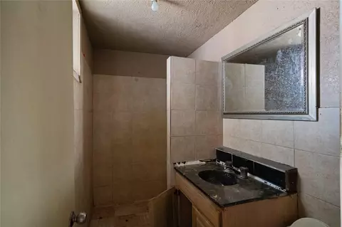 Bath - 1925 Sunny Dr, Houston, TX 77093 photo 3 of 7