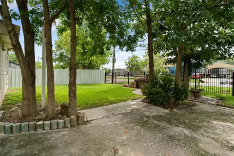Exterior - 1925 Sunny Dr, Houston, TX 77093 photo 2 of 7