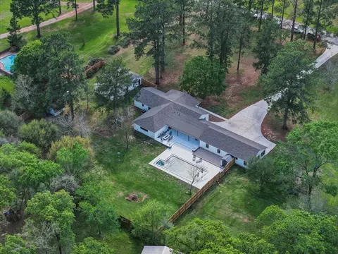 19855 W Lakeshore Dr, Magnolia, TX 77355